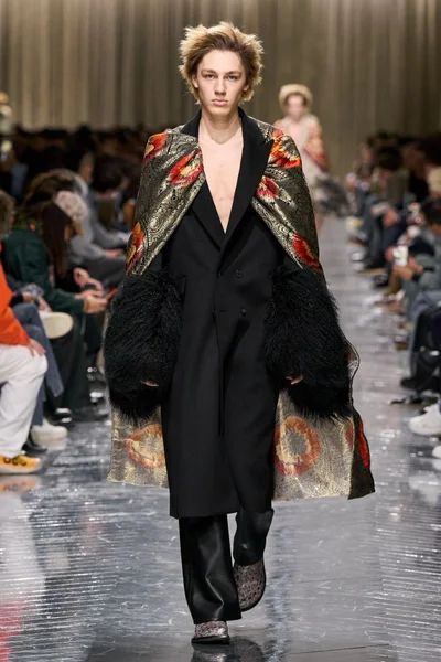 Look 16